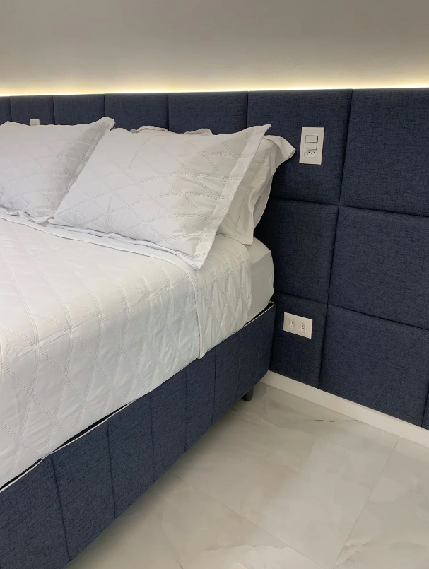 Placa Lui 40x40 cm en color lino Azul Oscuro